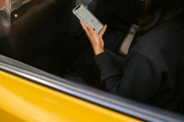 Uber kontra Bolt - skąd biorą się różnice w cenach przejazdu