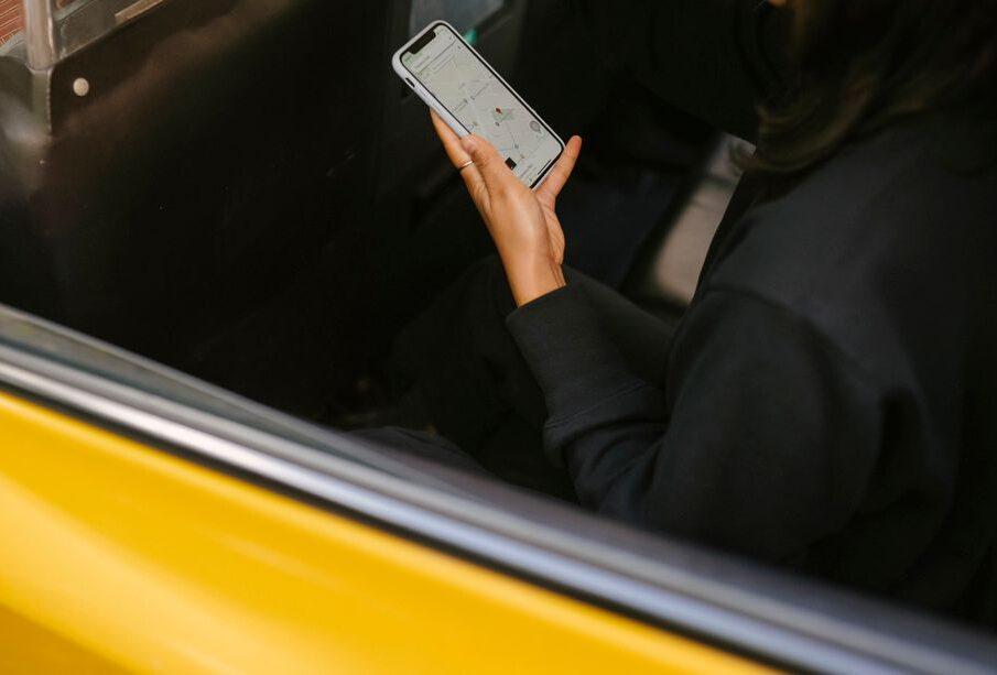 Uber kontra Bolt - skąd biorą się różnice w cenach przejazdu