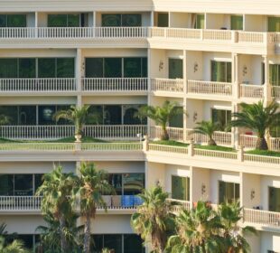 Wakacje na kempingu, apartament i hotel - trzy różne budżety